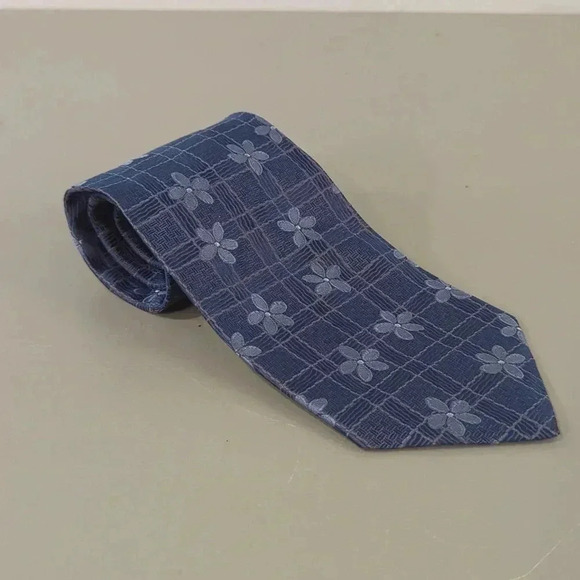 100% Silk Tie Made in USA Liz Claiborne Blue‎ Flowers - Picture 1 of 5